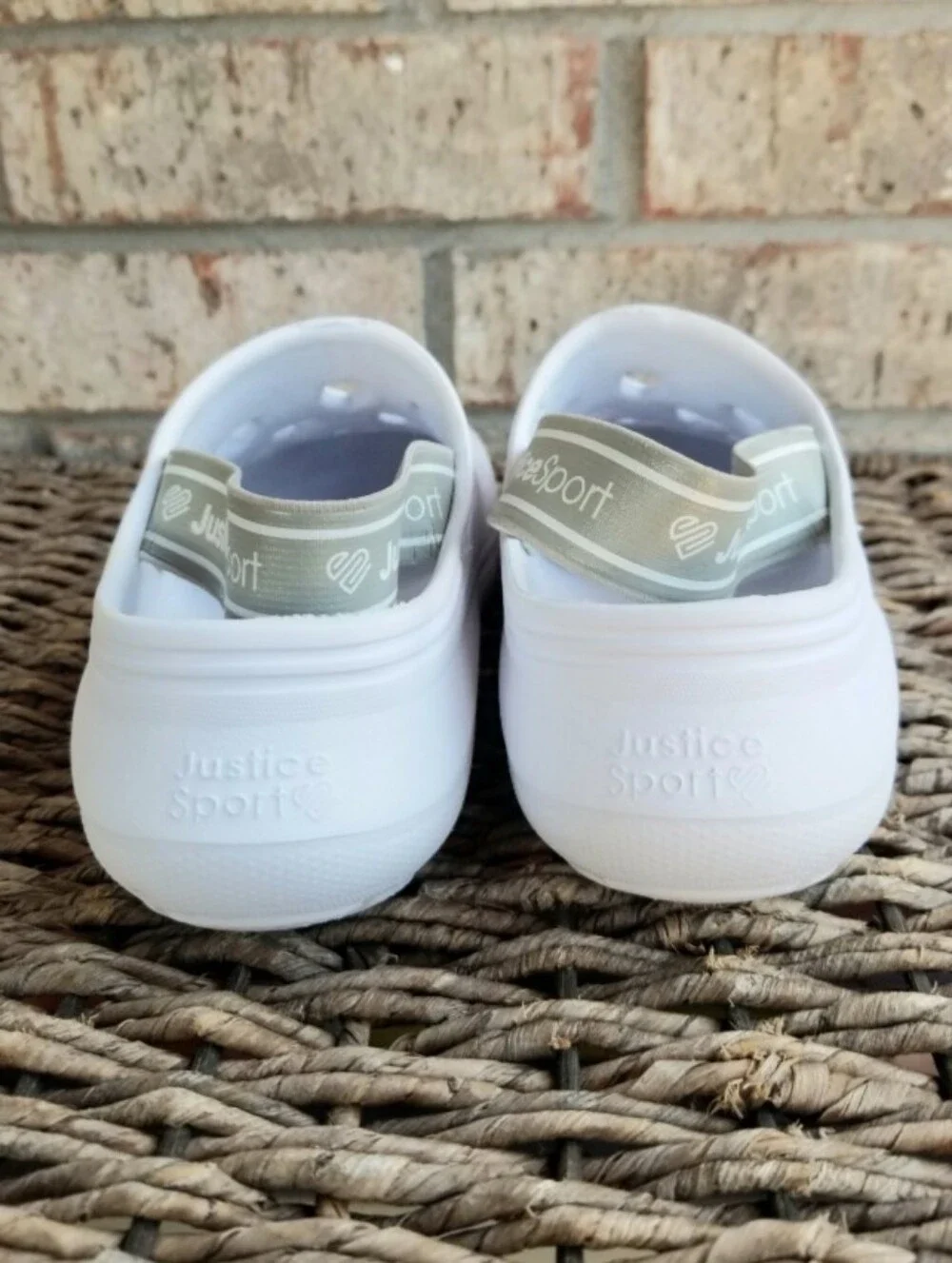 JUSTICE Big Girls WHITE Clogs w/ Shoe Charms (Size Y1) Comfort Closed Toe